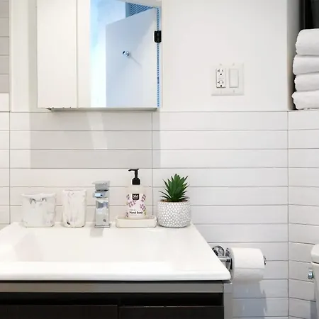 403-2e Newly Renovated Ues *