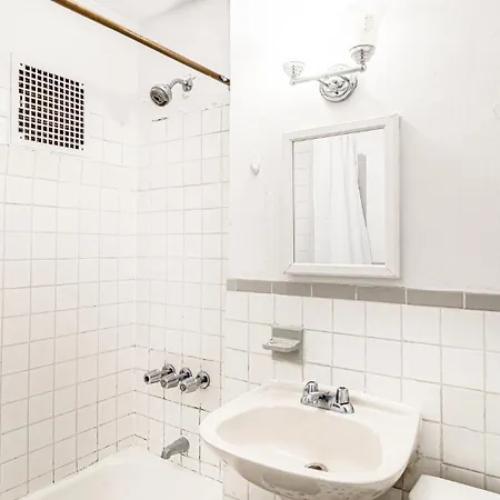 2bd 1bth Apartment, Midtown Location Near Nyc Icons! Apartment