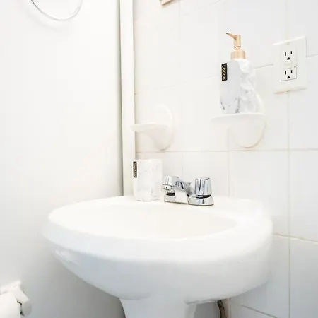 1435-4 I 3 Bedrooms 2 Bath Prime Upper East Apartment