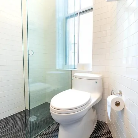 Apartment E10-2 Designer East Village Townhouse 1br
