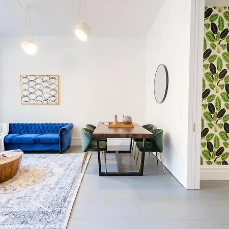 E10-2 Designer East Village Townhouse 1br