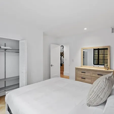 Clinton By Rove Travel 3br Duplex With Backyard Apartment
