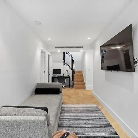 Clinton By Rove Travel 3br Duplex With Backyard