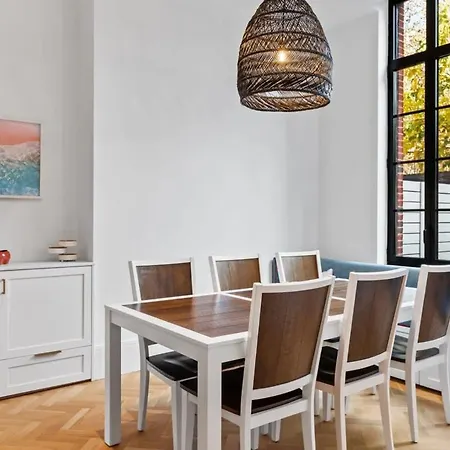 Clinton By Rove Travel 3br Duplex With Backyard Apartment