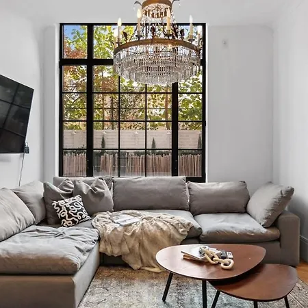 Clinton By Rove Travel 3br Duplex With Backyard New York