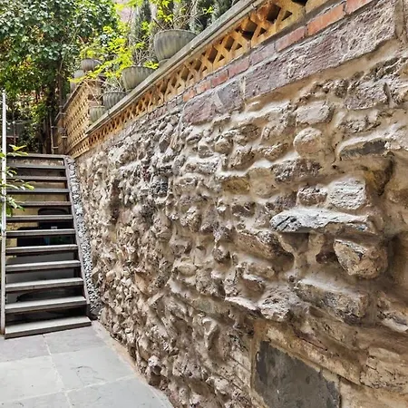 Charles Court By Rove Travel Grand 2br Duplex