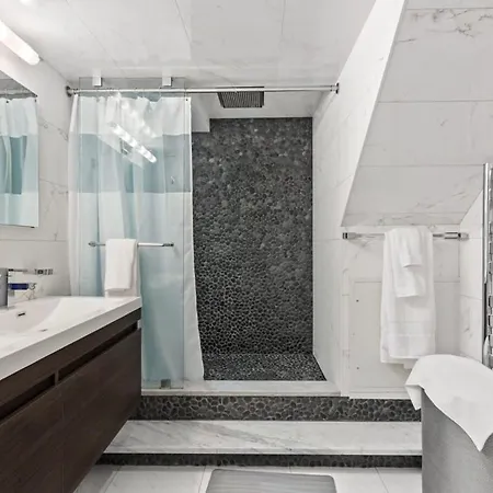 Charles Court By Rove Travel Grand 2br Duplex Apartment *