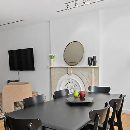 Chelsea Canvas Iii By Rove Travel Charming 2br Gem New York