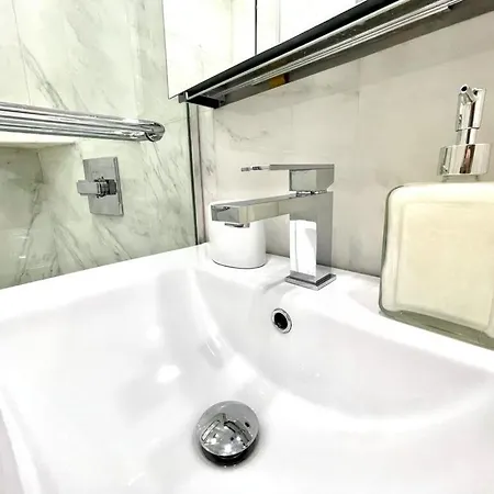 62-2b Renovated 1br Located In Prime Upper East Side New York
