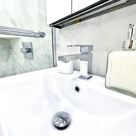 62-2b Renovated 1br Located In Prime Upper East Side