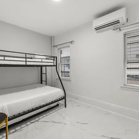 Cozy Urban Escape I Near Nyc Holiday home New York