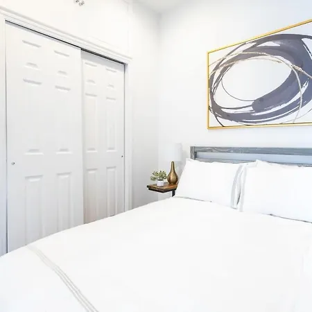 69-5c Festive Comfort Brand New 1br Lower East Side Christmas Ready New York