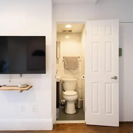 69-5a Celebrate The Season Modern Lower East Side 1br *