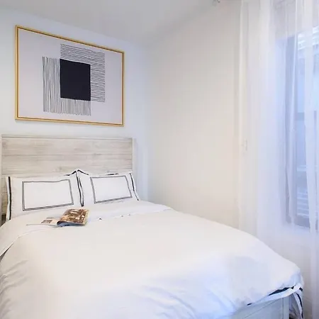 69-5a Celebrate The Season Modern Lower East Side 1br Apartment New York