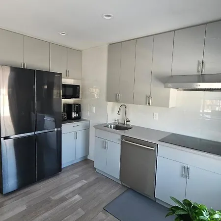 Beautifully Renovated 3-bedroom Guest New York