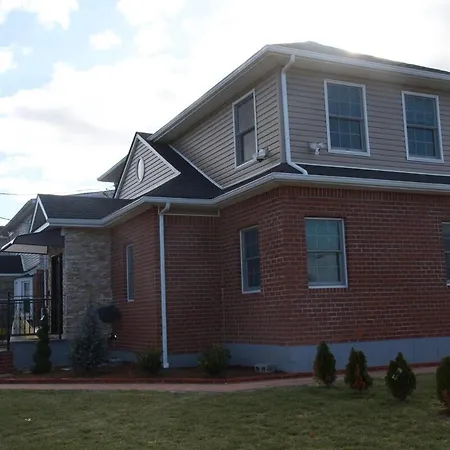 Beautifully Renovated 3-bedroom Guest *