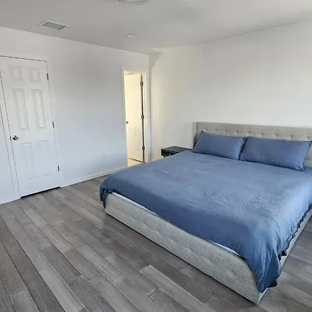 Beautifully Renovated 3-bedroom Guest New York