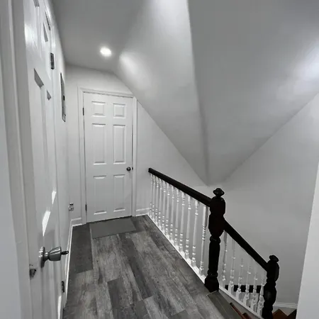 Homestay Modern & Cozy In Queens Near Train Station And Buses *
