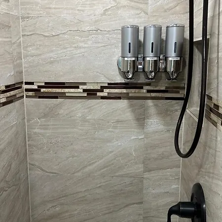 Modern & Cozy In Queens Near Train Station And Buses New York
