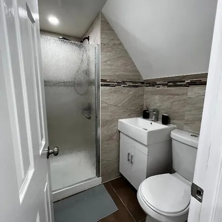 Homestay Modern & Cozy In Queens Near Train Station And Buses *