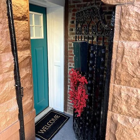 Share Historic Brownstone With The Host! Guest house New York