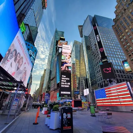 Steps To Times Square, Beyond The Edge, Empire State Building & More! Apartment