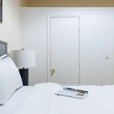 428-4r Prime Midtown Large 2 Bedroom Newly Furnished