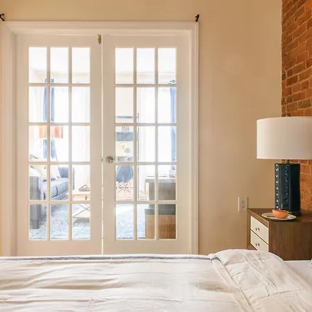 Apartment 428-4r Prime Midtown Large 2 Bedroom Newly Furnished