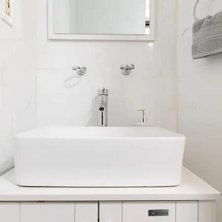 428-4r Prime Midtown Large 2 Bedroom Newly Furnished Apartment