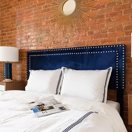 Apartment 428-4r Prime Midtown Large 2 Bedroom Newly Furnished *