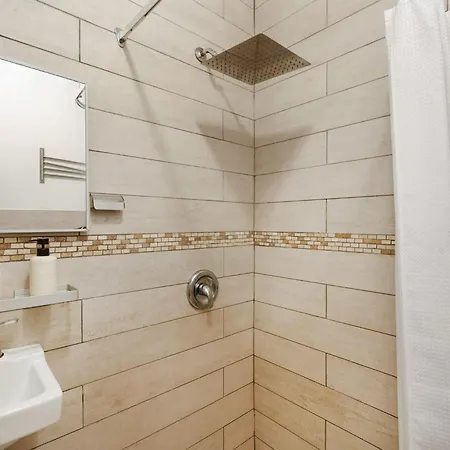 428-2w Newly Furnished Prime Location 2br Sleeps 5 Apartment *