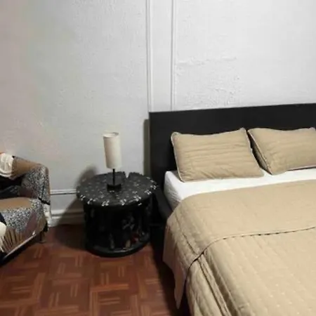 Homestay Large And Spacious Facing A Beautiful Park Minutes Away From Manhattan