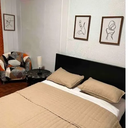 Large And Spacious Facing A Beautiful Park Minutes Away From Manhattan Homestay