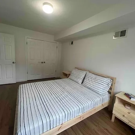 House 2car Parking Subway Jfk Usb New York