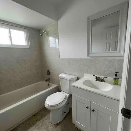 House 2car Parking Subway Jfk Usb *