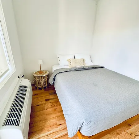 Apartment Stunning 3 Bedrooms *
