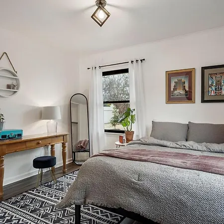Mod Sophistication At The Expo Holiday home