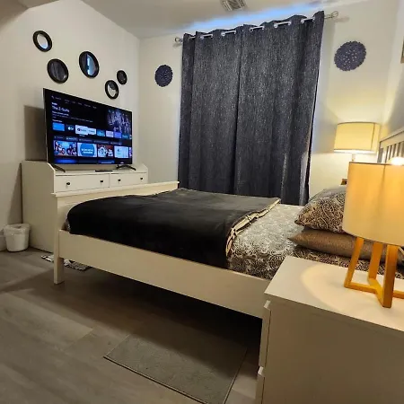 Comfy, Cozy, Stylish And Affordable - Free Parking New York