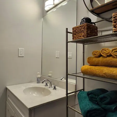 Comfy, Cozy, Stylish And Affordable - Free Parking Homestay