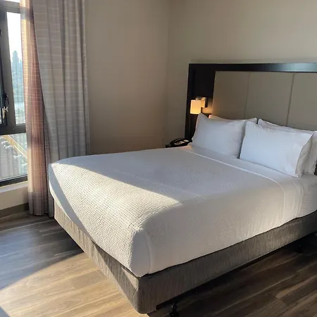 Express Long Island E - By Ihg