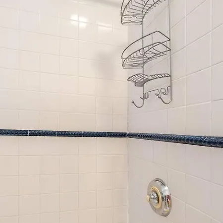 2 Large Bedrooms In Rego Park Apartment