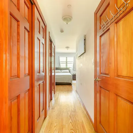 Large Private & Private Bathroom, Laguardia Airport 10min Homestay *
