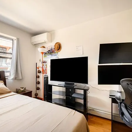 Large Private & Private Bathroom, Laguardia Airport 10min Homestay *