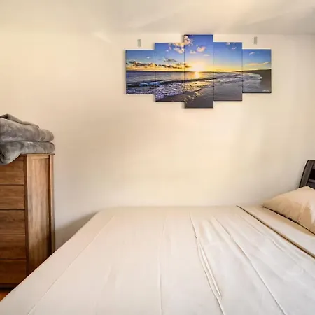 Large Private & Private Bathroom, Laguardia Airport 10min Homestay