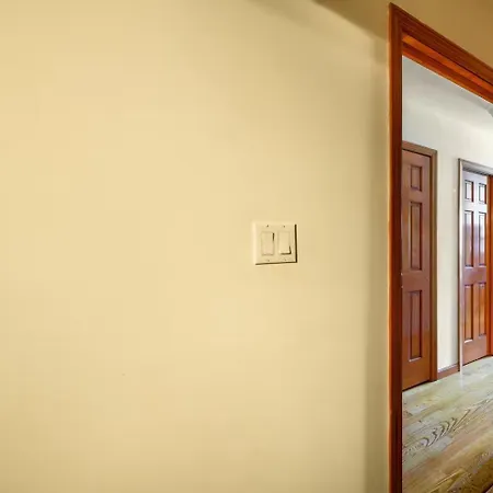 Homestay Large Private & Private Bathroom, Laguardia Airport 10min *