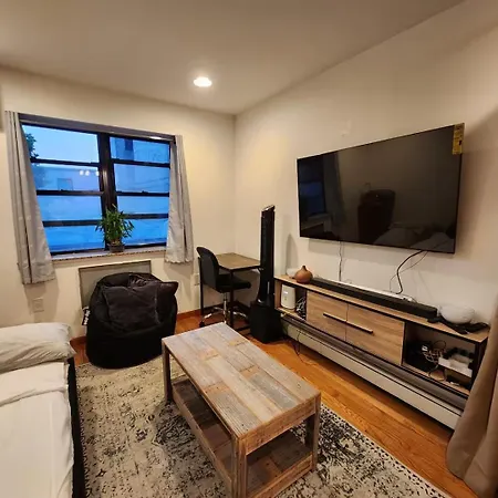 Location In Queens, Everything Is Near By, Private Room, Laguardia Airport 10min Homestay *