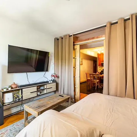 Location In Queens, Everything Is Near By, Private Room, Laguardia Airport 10min Homestay *