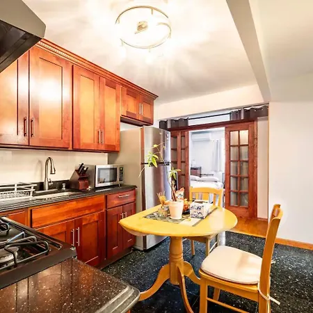 Location In Queens, Everything Is Near By, Private Room, Laguardia Airport 10min New York