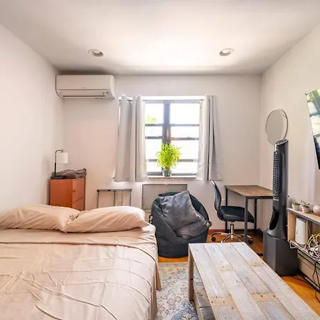 Location In Queens, Everything Is Near By, Private Room, Laguardia Airport 10min Homestay
