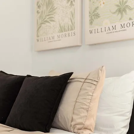 Living 3br In East Village Manhattan Apartment *